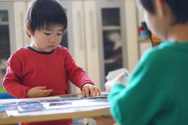 地震が起きたら「アヒルのポーズ」!? 災害が起きたときの行動を子どもと一緒に学べる“カードゲーム”とは？