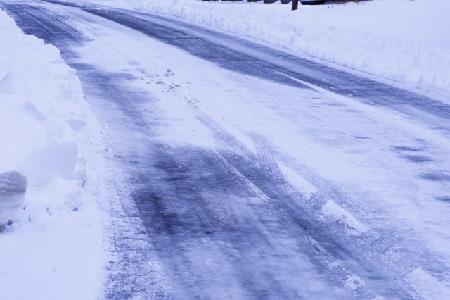 “雪が積もっていないから大丈夫”は危険！ 冬の路面で起こりやすい「ブラックアイスバーン」その危険性とは？