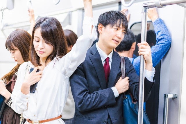 満員電車の過ごし方…みんなはどうしてる？ スマホを見ないで済む有意義な過ごし方は？ 悩む相談者へのアドバイス続々