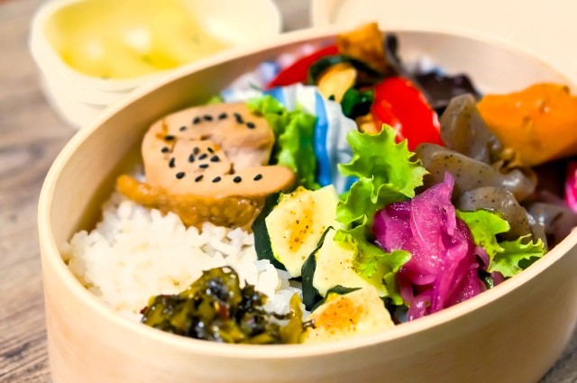 夏場の暑さで「手作り弁当」が傷まないか心配…対策は？ みんなはどうしてる？ 悩む相談者へのアイデア・アドバイス続々